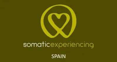 Logo Somatic Experiencing Spain en verde aceituna sobre fondo verde oscuro