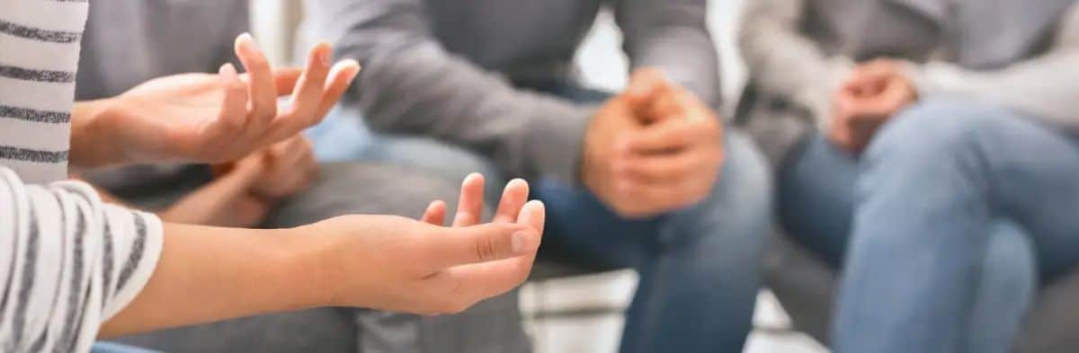 Imagen de jóvenes sentados para representar la sección de oruneris ayxukuis enicuibakes